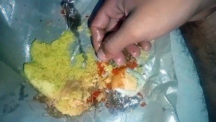 Makan nasi uduk