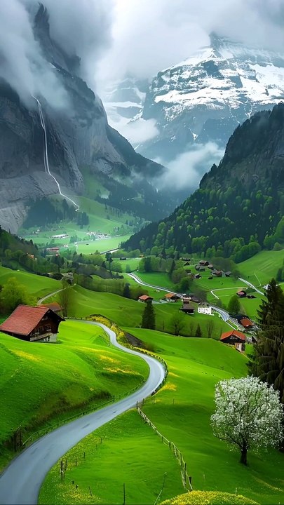 Naturelly Beautiful Place ___greenrylover _greenerylandscape _greenery _naturelover _nature _naturephotography _NatureBeauty _NatureLovers _beautyofnature _beautiful _amazing _switzerland _mountains _gras _pathway _lightrain(M