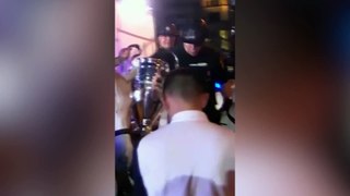 Dani Carvajal se acerca a su padre policía para posar junto a él con la Champions