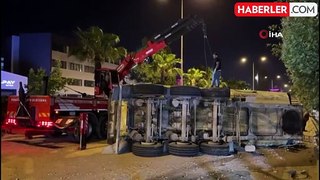 İzmir'de lastikleri patlayan hafriyat kamyonunun dorsesi devrildi
