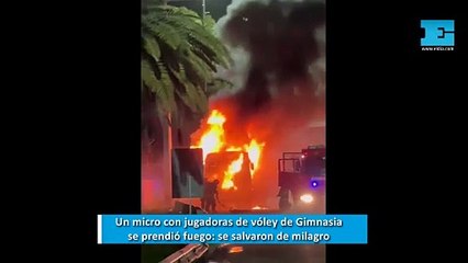 Un micro con jugadoras de vóley de Gimnasia se prendió fuego: se salvaron de milagro