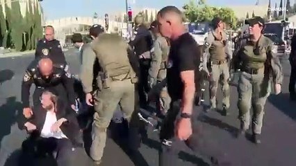 شاهد: "أموت أو أقتل أفضل لي من التجنيد بجيش التدمير" يهودي متدين خلال احتجاج على بحث المحكمة تجنيدهم