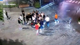 Baby gang e coltellate in piazza, tre ragazzini e un diciottenne fermati: il video della rissa