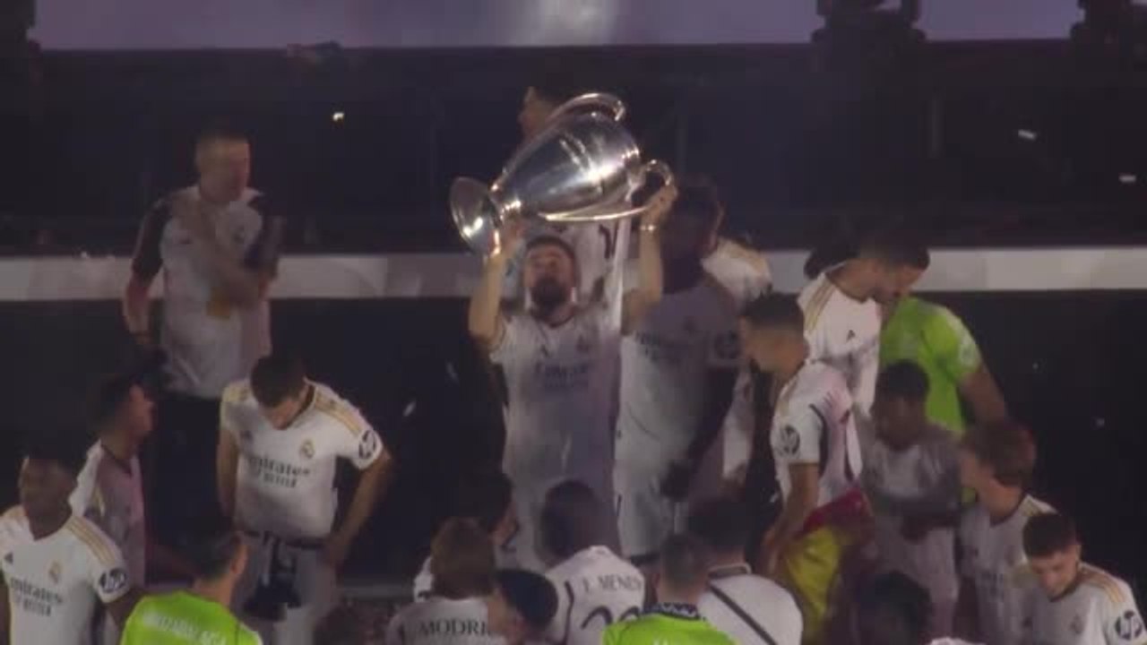 Real Madrid lift UCL trophy in front of fans at the Bernabéu