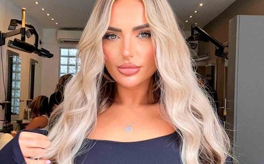 "Ensitreffit alttarilla" tähti Adrienne Naylor jakaa rehellisen kuvan vartalostaan lomalla