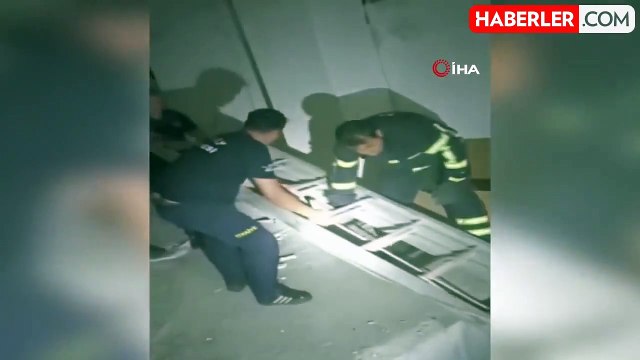 Apartman boşluğuna düşen köpeği, itfaiye ekipleri kurtardı