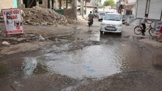 प्रदेश के इस जिले में भीषण गर्मी में लाखों लीटर बह रहा पानी