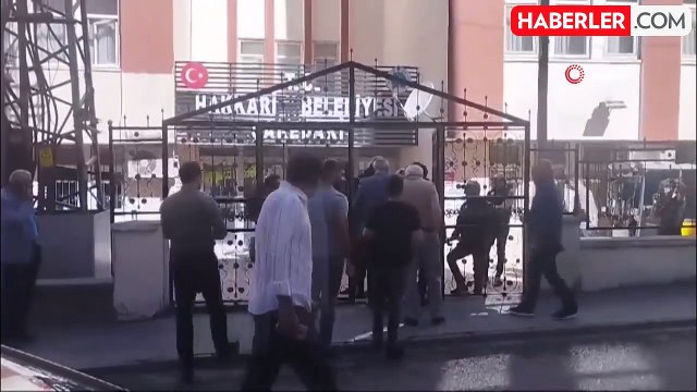 Hakkari Belediyesi Eş Başkanı Mehmet Akış gözaltına alındı! Polis belediyede arama yapıyor