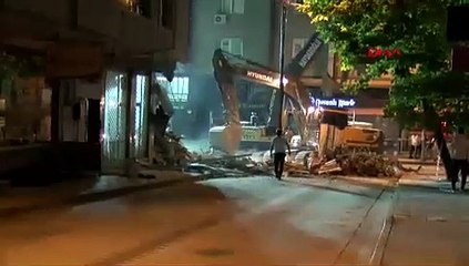 Küçükçekmece’de çöken binanın yanındaki bina kontrollü şekilde yıkıldı