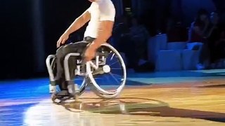 Ébahi par cette performance hors du commun des handicapés en fauteuil roulant dansent une rumba