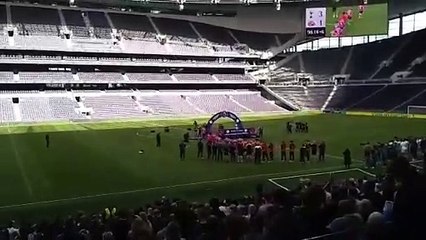 Télécharger la video: Sunderland's U21s players collect their runner-up medals after their Premier League 2 final against Tottenham