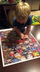 Un enfant pose la dernière pièce du puzzle