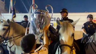 Momento viral de Carvajal con la Policía durante la celebración de la decimoquinta Champions del Real Madrid