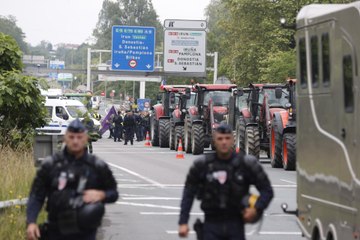 Una caravana de tractores corta la frontera con Francia durante 24 horas