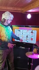 Impossible : Slimane chante à 12 bornes du micro en diagonal