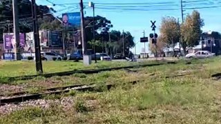 Impressionante: Vídeo mostra carro é arrastado por trem no Paraná