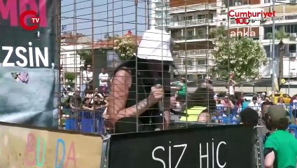 Hayvanseverlerden 'uyutma' teklifine karşı kafesli protesto