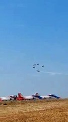 Gösteri uçuşu yapan 2 uçak çarpıştı