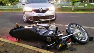 Motociclista é arremessada para calçada após colisão com carro em frente ao Exército de Cascavel