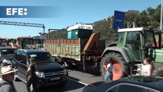 Los agricultores catalanes cortan la AP-7 entre Francia y España