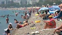 Antalya kavruluyor: Sıcaktan bunalan plaja koştu