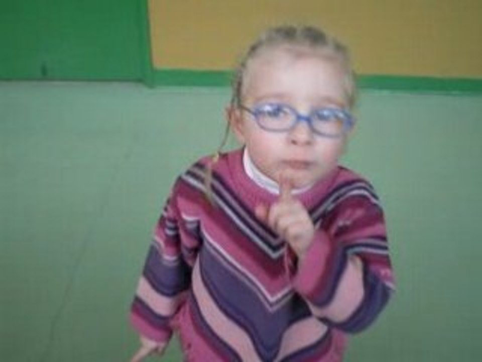Alliya joue a la maitresse