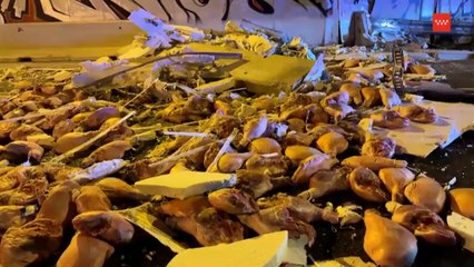 Un camión vuelca en Madrid esparciendo 30 toneladas de jamones por la carretera
