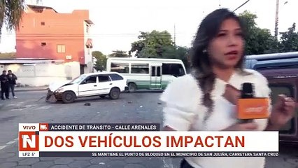 Dos vehículos chocan y uno termina volcado en pleno centro cruceño