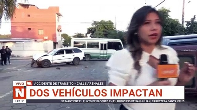 Dos vehículos chocan y uno termina volcado en pleno centro cruceño