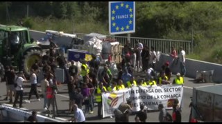 Ue, agricoltori francesi e spagnoli bloccano la frontiera sui Pirenei