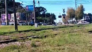 Vídeo mostra carro sendo arrastado por trem no Paraná