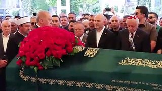 Cumhurbaşkanı Erdoğan, Özer Uçaran Çiller'in tabutuna omuz verdi