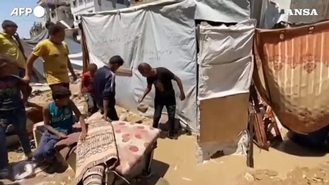 Gaza, le fogne allagano le tende degli sfollati a Khan Yunis