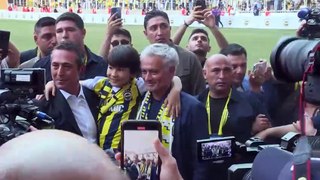 Football: José Mourinho accueilli en popstar au Fenerbahçe