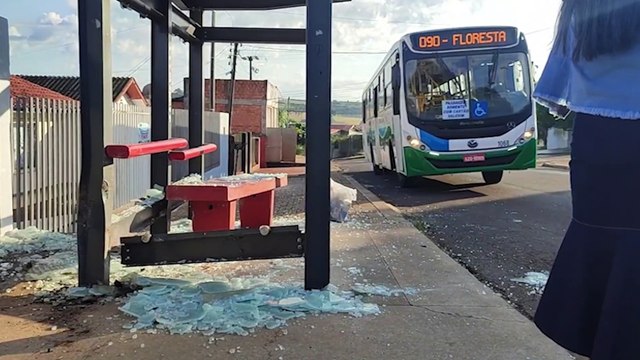 Carro atinge ponto de ônibus no Bairro Floresta, em Cascavel