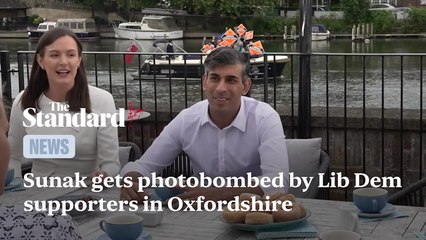 Sunak gets photobombed by Lib Dem supporters in Oxfordshire