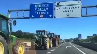 Les agriculteurs français et espagnols viennent de BLOQUER toutes les routes principales traversant leur frontière commune dans le cadre d’une ÉNORME protestation contre l’UE. Un message fort envoyé aux responsables politiques