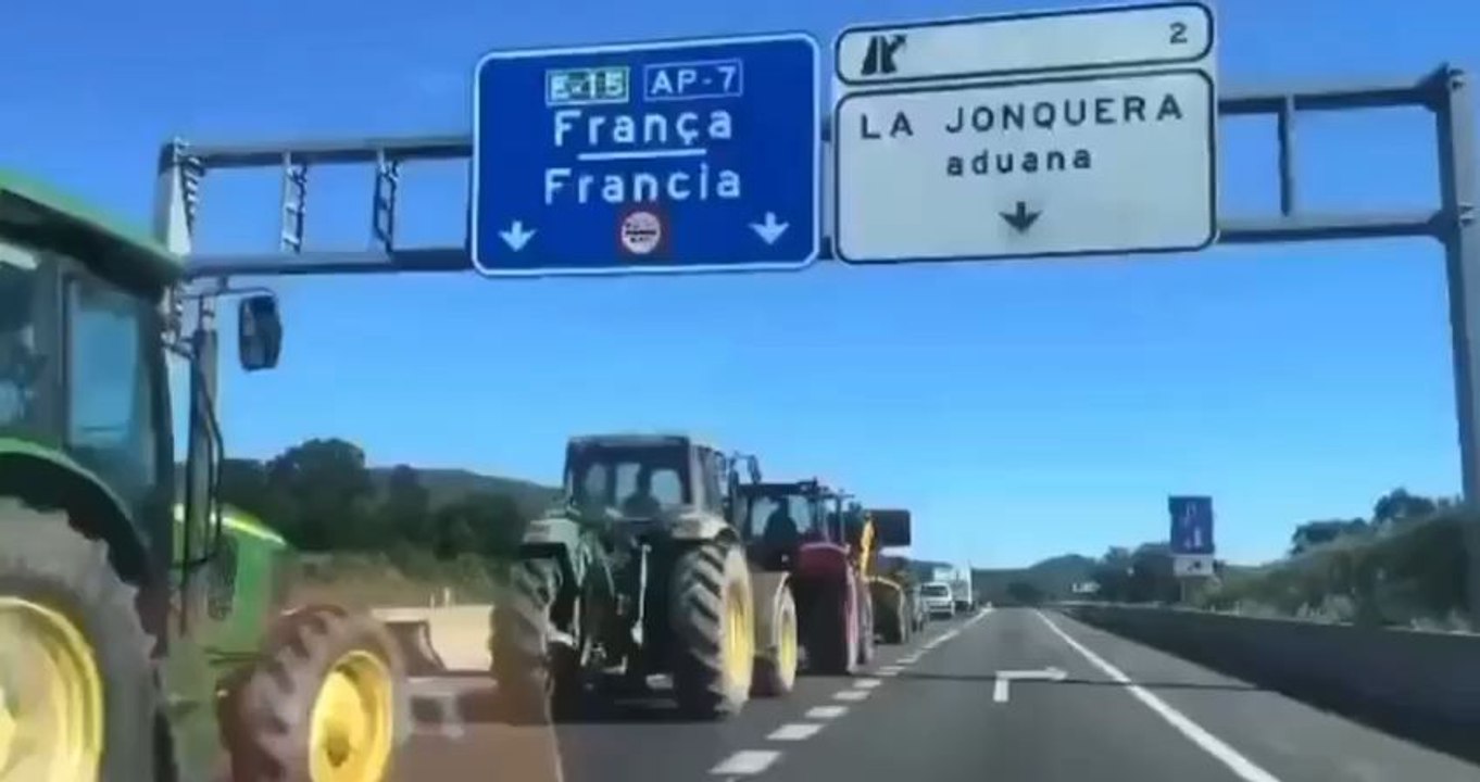 Les agriculteurs français et espagnols viennent de BLOQUER toutes les routes principales traversant leur frontière commune dans le cadre d’une ÉNORME protestation contre l’UE. Un message fort envoyé aux responsables politiques