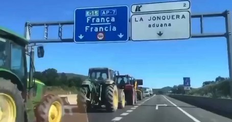 Les agriculteurs français et espagnols viennent de BLOQUER toutes les routes principales traversant leur frontière commune dans le cadre d’une ÉNORME protestation contre l’UE. Un message fort envoyé aux responsables politiques