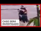 Três amigos se abraçam antes de serem levados por enchente na Itália