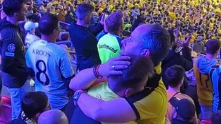 ¡El consuelo de un padre a su hijo, hincha del Borussia Dortmund!