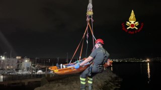 Napoli, soccorsa donna ferita sugli scogli del Lungomare (03.06.24)