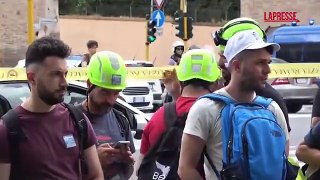 Roma, manutentori ferroviari con elmetto in protesta davanti al Ministero dei Trasporti