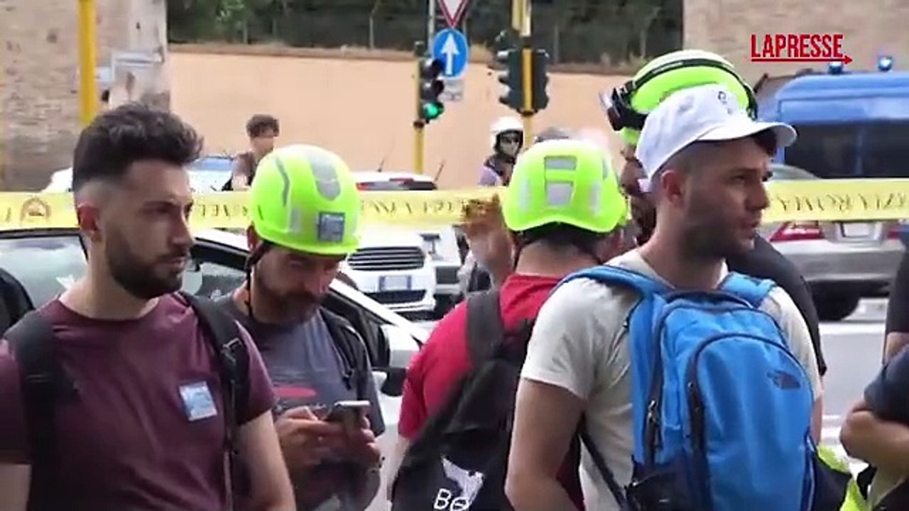 Roma, manutentori ferroviari con elmetto in protesta davanti al Ministero dei Trasporti