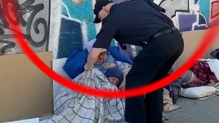 Ce policier retire les couvertures de ces hommes sans-abri puis réalise un acte précieux pour eux