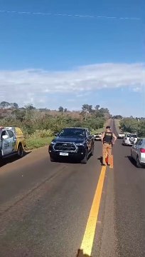 25º BPM realiza bloqueio de trânsito na PR-323, próximo ao trevo de acesso à Mariluz