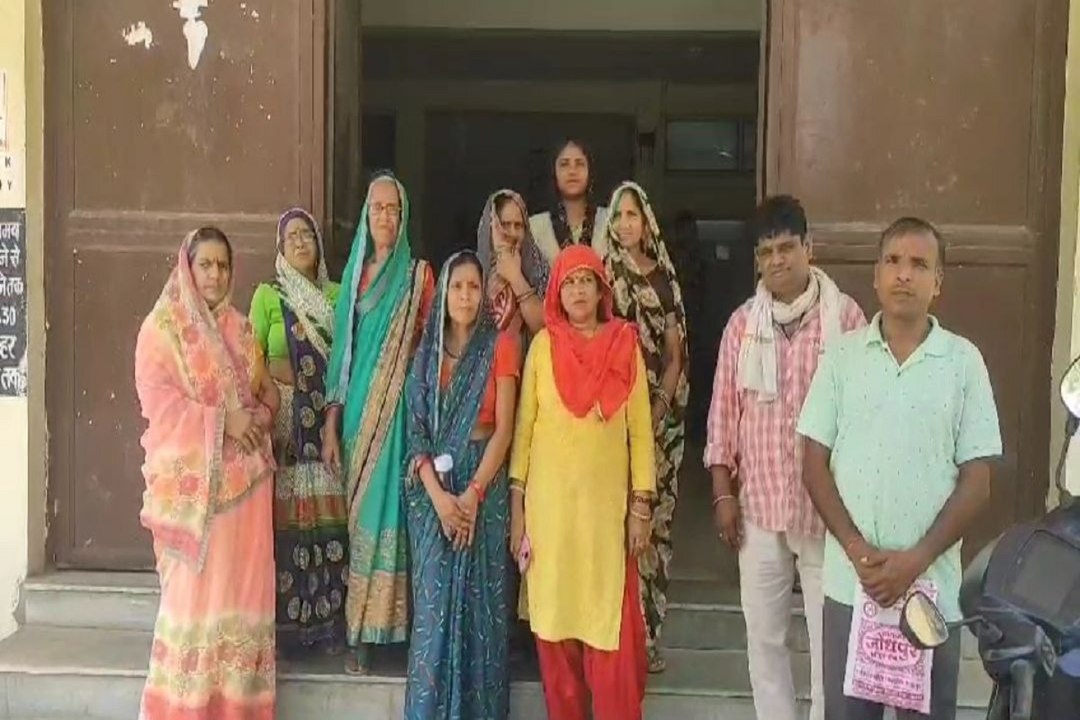 पानी की समस्या को लेकर महिलाओं ने पार्षद पर लगाए आरोप
