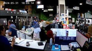 Seis violentos encapuchados asaltan a plena luz del día una tienda