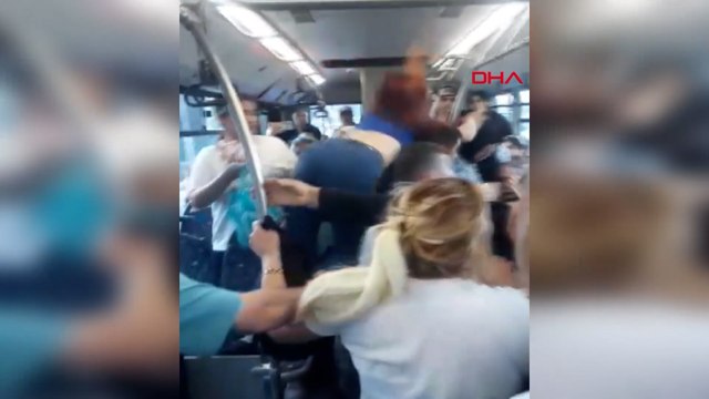 Elazığ'da belediye otobüsünde yolcular arasında kavga kamerada