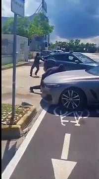 Bari, furto d'auto di lusso in pieno giorno, il passante grida disperato: «Chiamate la polizia»